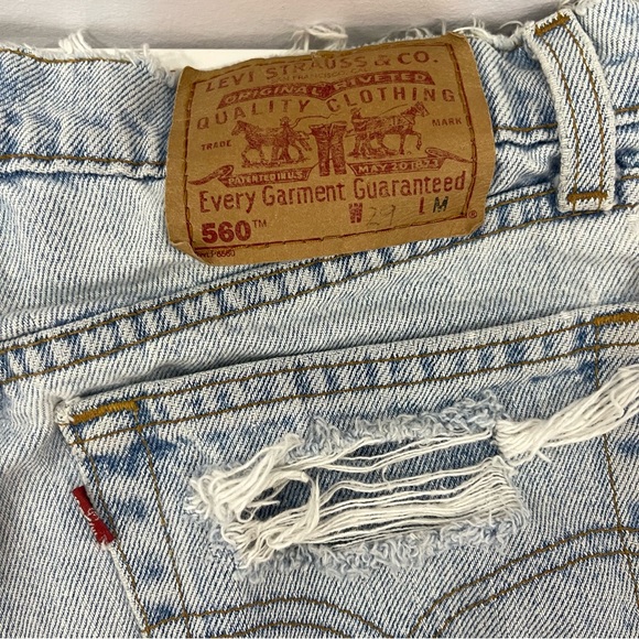HIGH WAISTED LEVI’S DISTRESSED SHORTS - Picture 3 of 6